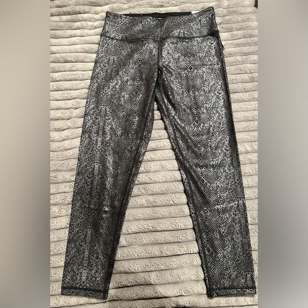 NEW VICTORIA’S SECRET SPORT TIGHT MEDIUM RISE BLACK SNAKE PRINT LARGE  $69.50